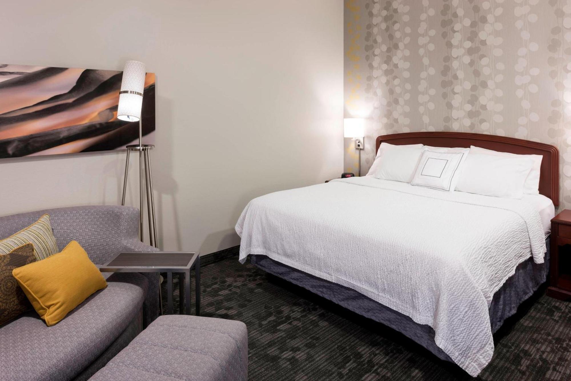 Courtyard By Marriott East Hotel